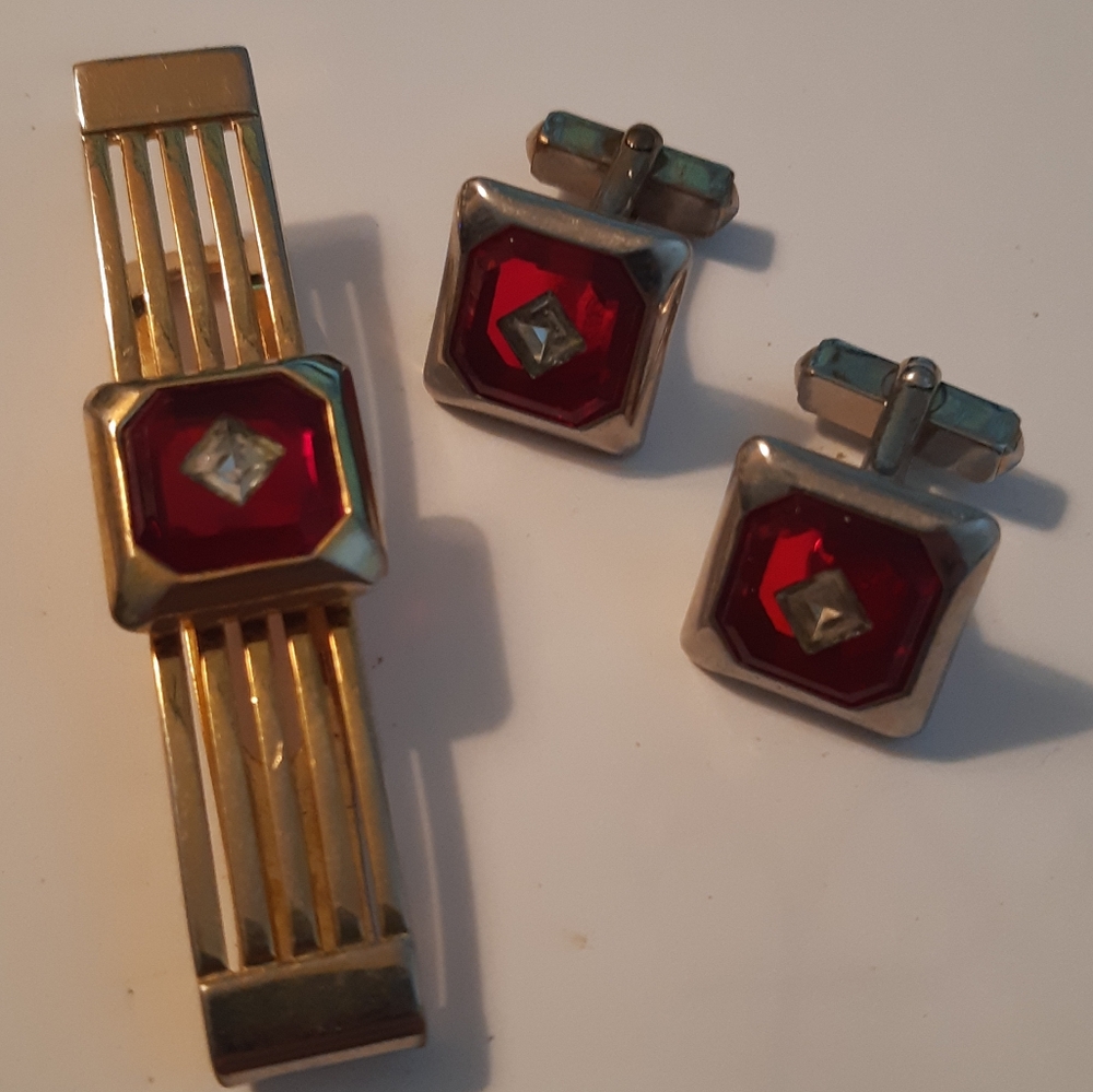 Anson 1950s Red Lucite & Cubic Zirconia Gold Tone Cuff Link and Tie Bar Set